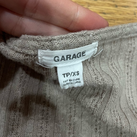 Garage wrap around long sleeve ties in front - Picture 3 of 3